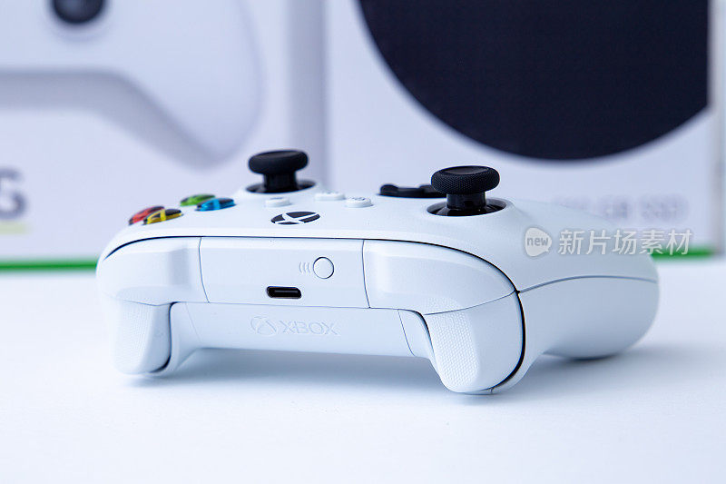 São保罗，巴西- 2022年03月:新的视频游戏主机Xbox Series s的白色控制器，白色背景。